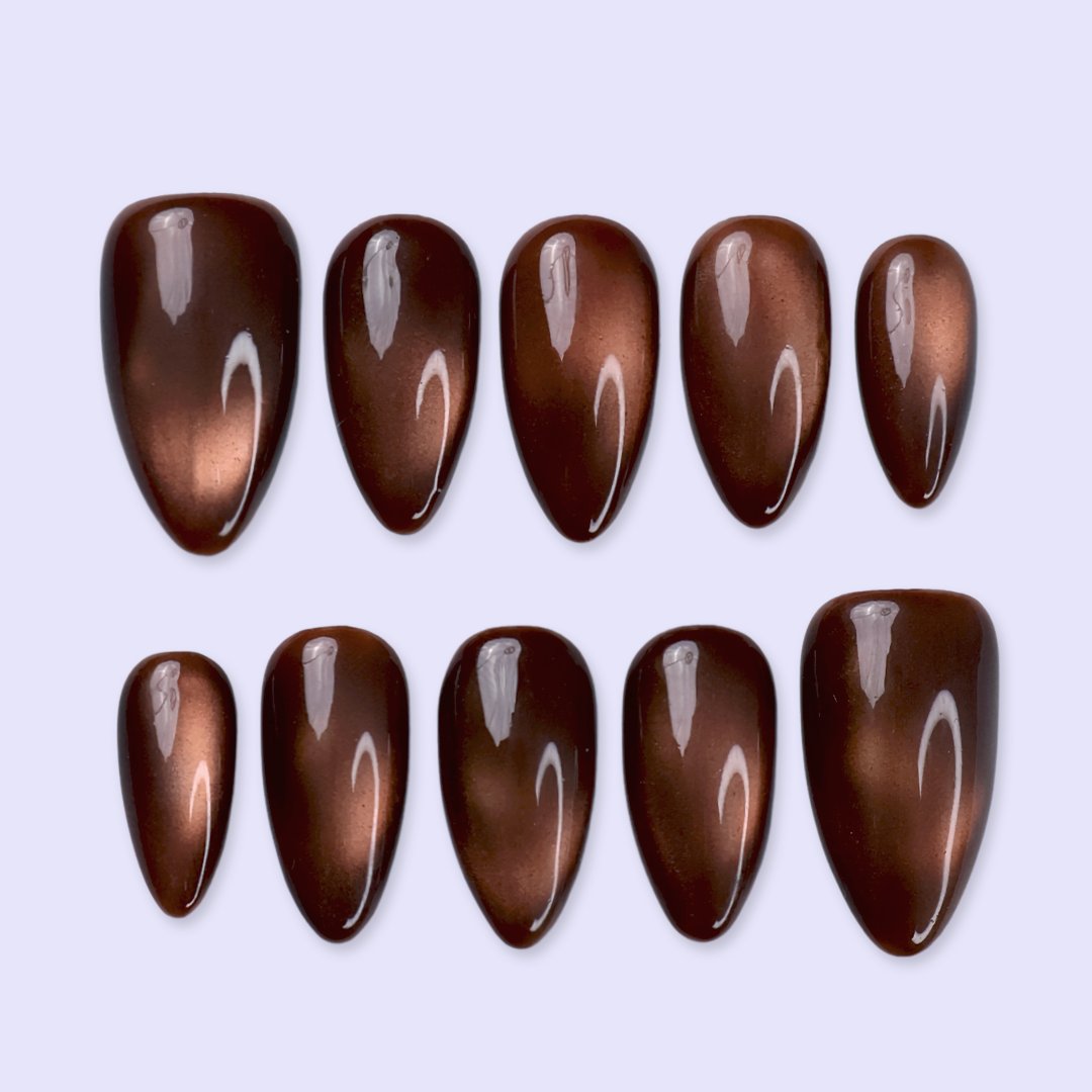 Brown Sugar handmade fall press-on nails — Medium almond set in rich caramel-brown with golden cat-eye shimmer, glossy molten finish and minimalist autumn nail art.