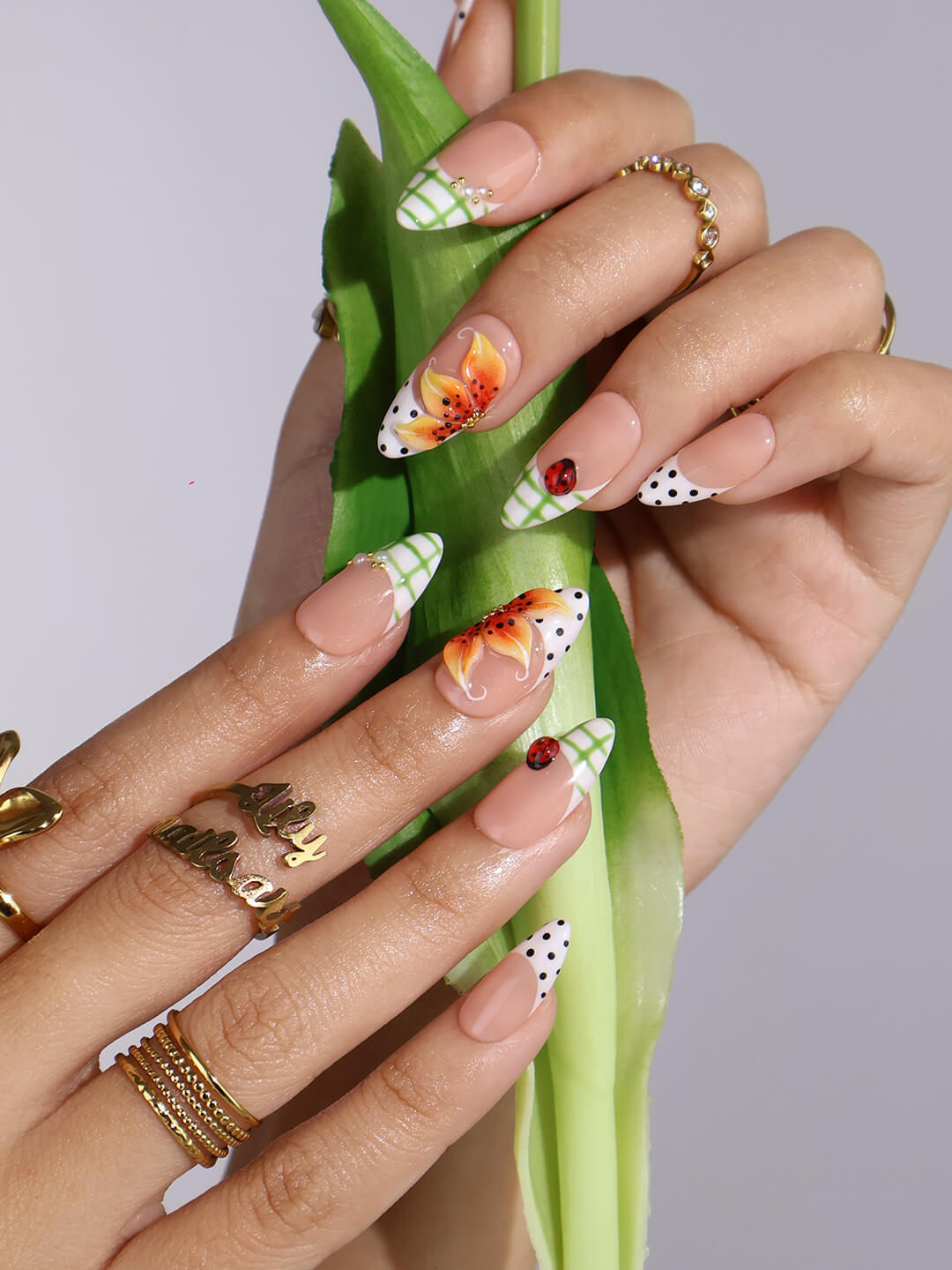 HOW TO APPLY & REMOVE YOUR PRESS ON NAILS mobile