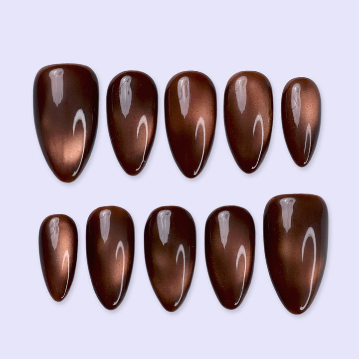 Brown Sugar handmade fall press-on nails — Medium almond set in rich caramel-brown with golden cat-eye shimmer, glossy molten finish and minimalist autumn nail art.