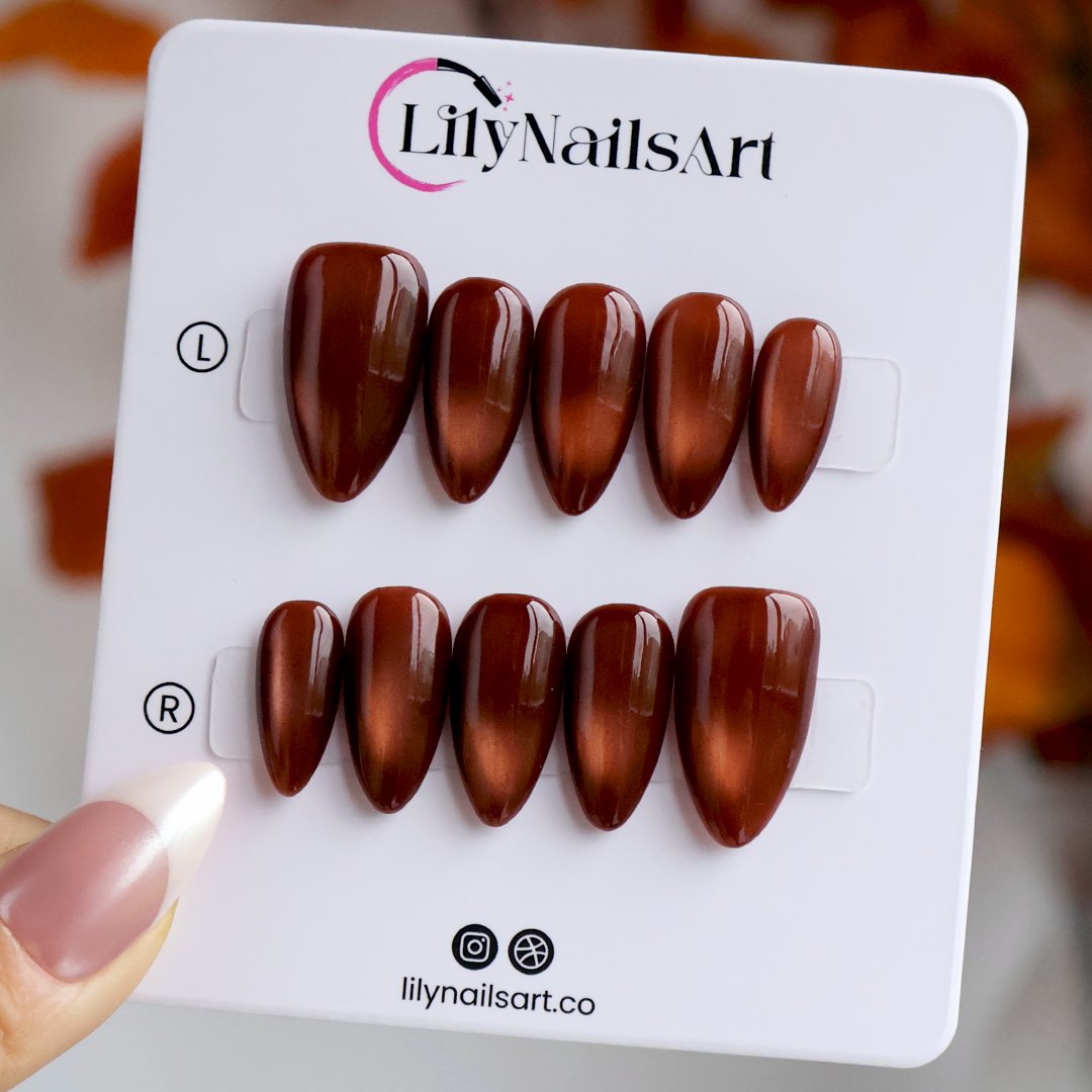 Brown Sugar handmade fall press-on nails — Medium almond set in rich caramel-brown with golden cat-eye shimmer, glossy molten finish and minimalist autumn nail art.